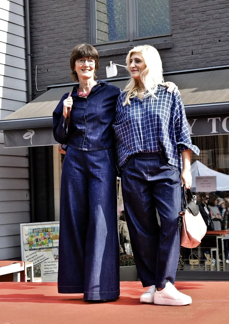 2 vrouwen op de jaarmarkt van Rode